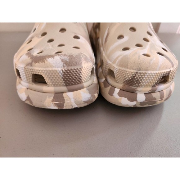 New Crocs Classic Crush Marbled Clog Size M10/W12 Bone Multiple - Picture 2 of 11